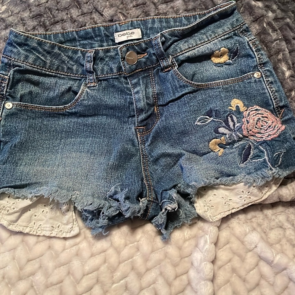 BEBE Girls BLUE DENIM CUT OFF “Roses Embroidered“ shorts w raw edge in Size: 12